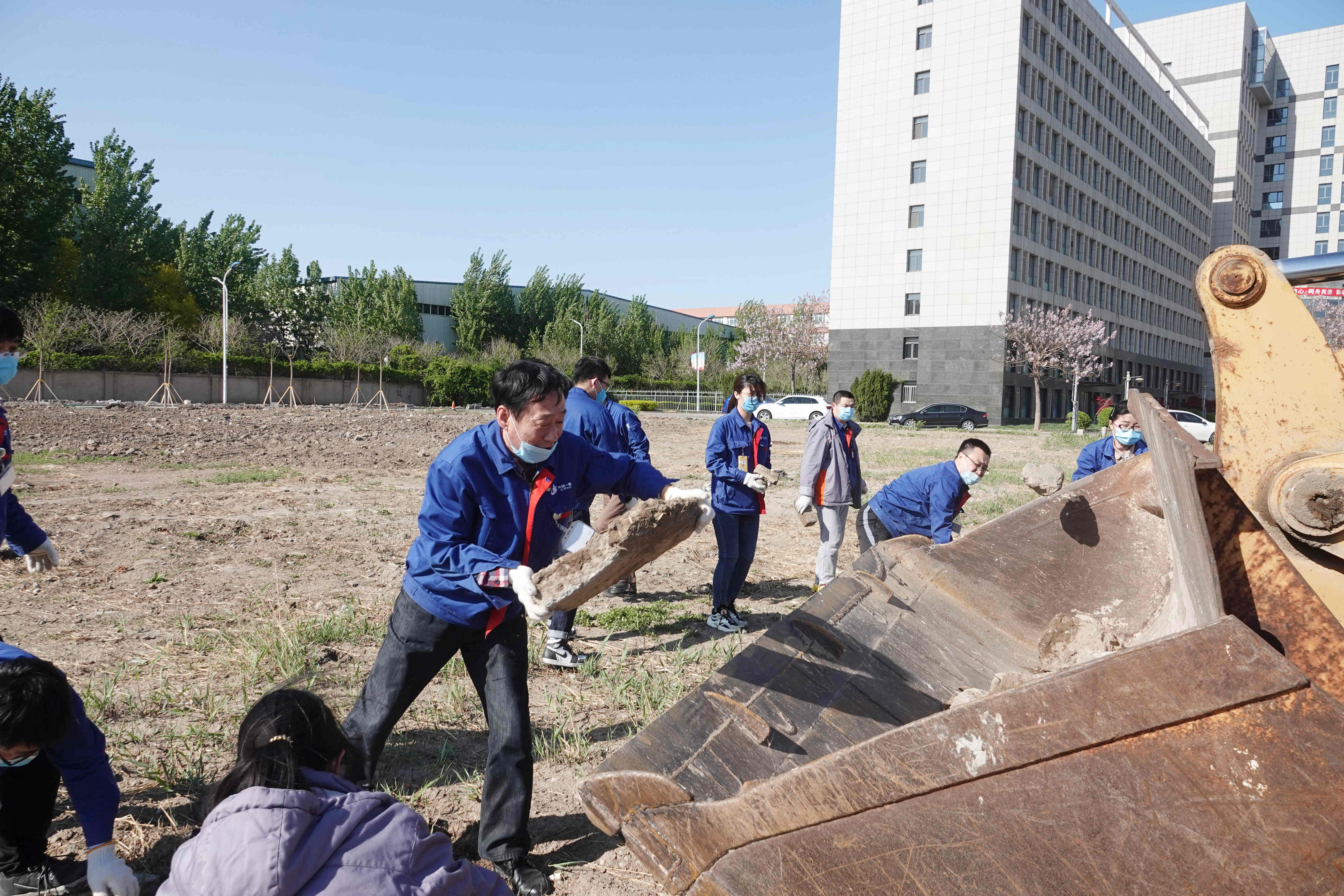 天津重工綜合管理聯(lián)合黨支部開展黨員義務(wù)勞動(dòng)