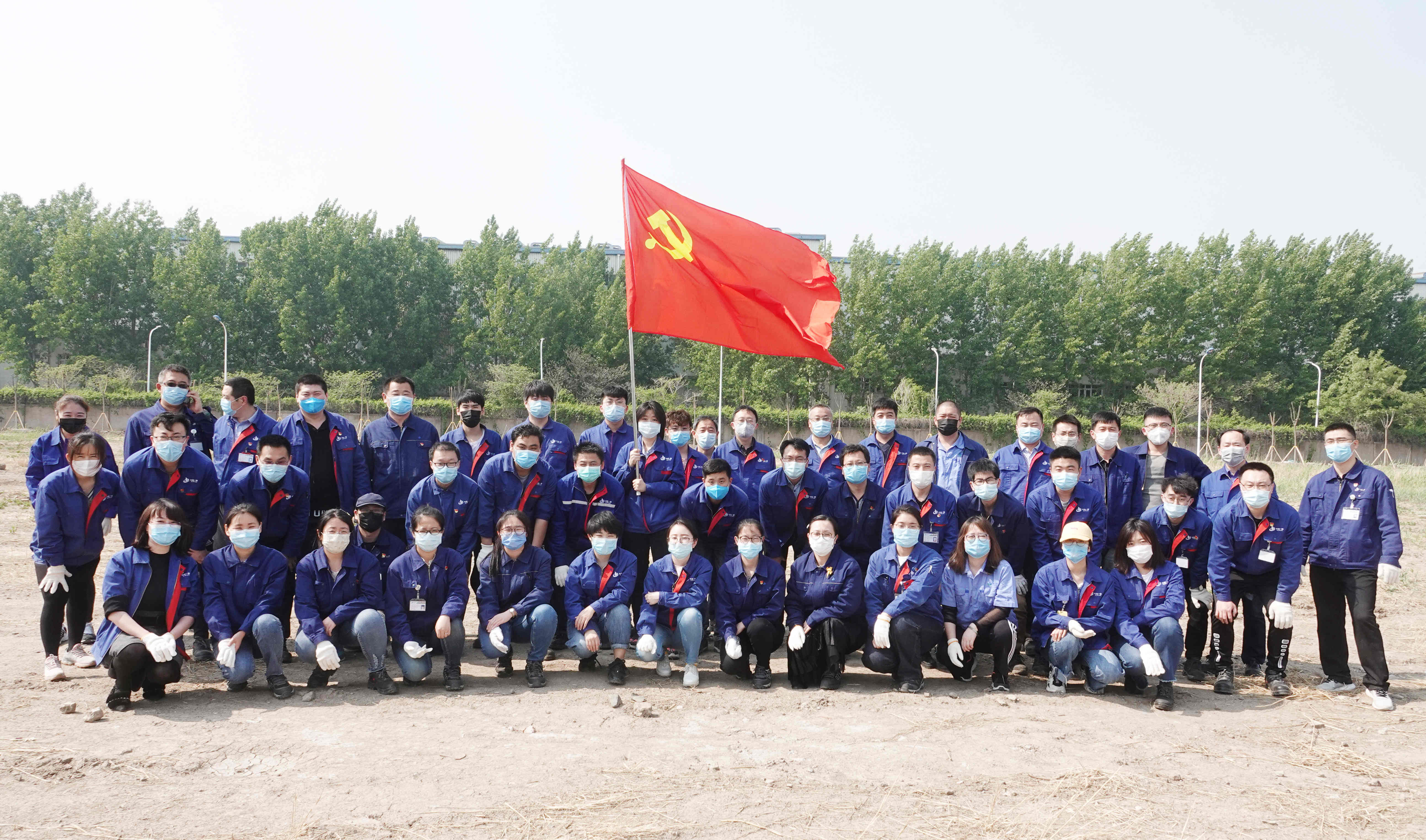 天津重工黨委開展迎“五一”義務(wù)勞動(dòng)