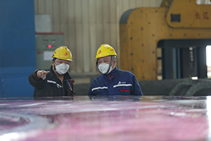 2月27日，核電制造廠(chǎng)兩位起重工人師傅探討管板吊運(yùn)方法